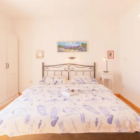 House Srdjan Nyaraló *